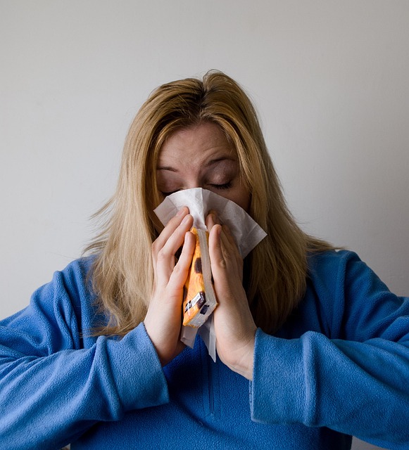 No frio, os cílios das vias respiratórias tentam aquecer, umidificar e filtrar o ar, mas o enfraquecimento desse mecanismo facilita a entrada de vírus e bactérias, aumentando o risco de infecções.