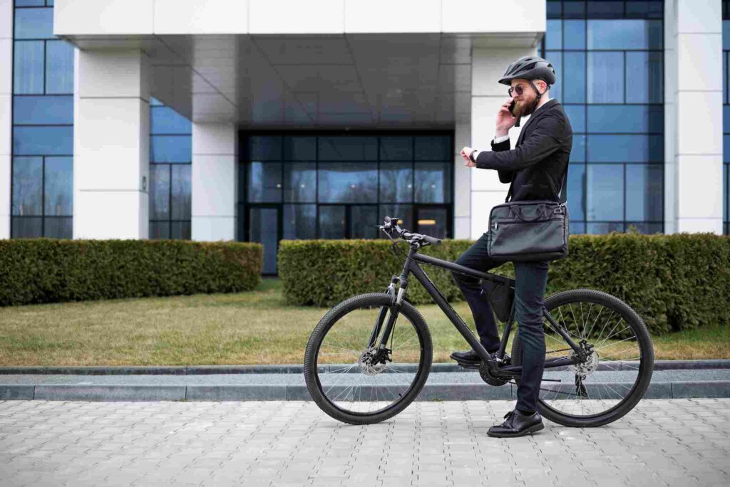Homem-de-terno-usando-bike-para-trabalhar